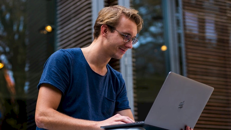 Promotion image of How Businesses Can Use Artificial Intelligence article.